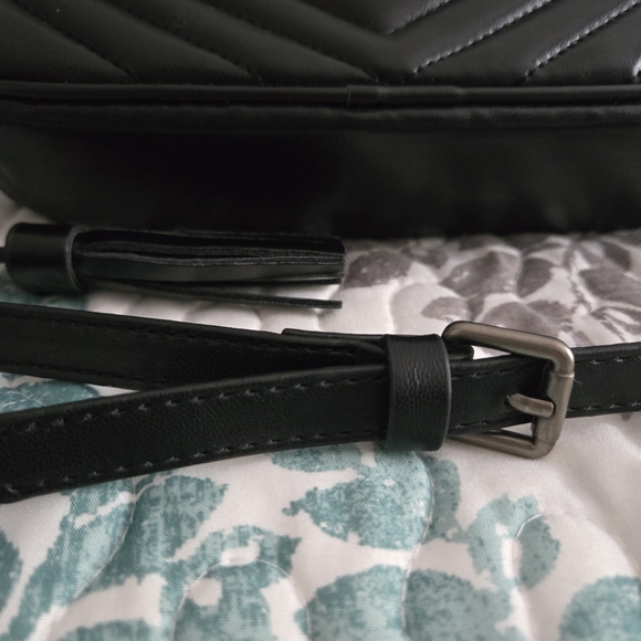 🖤🩶 Black Leather Chevron Crossbody Bag - Picture 3 of 6